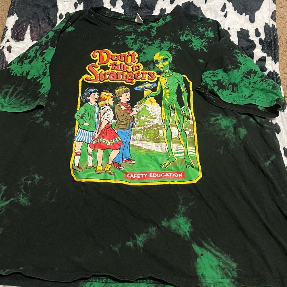 It’s a very cute tshirt. Has a black and green tye dye type of style to it.